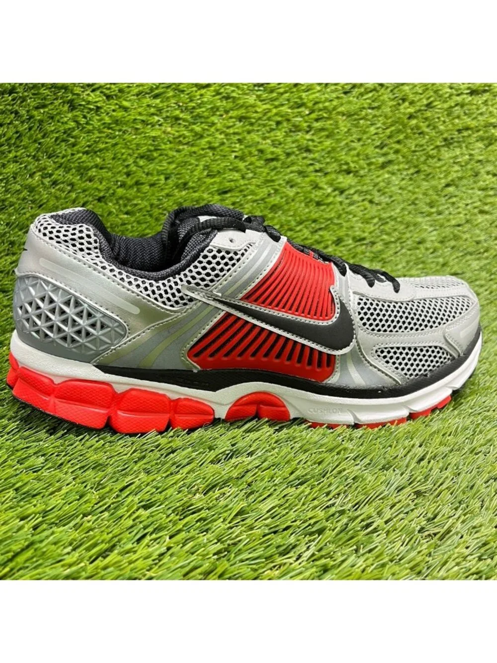 Nike Air Zoom Vomero 5 Mens Size 10.5 Silver Red Athletic Running Shoes Sneakers